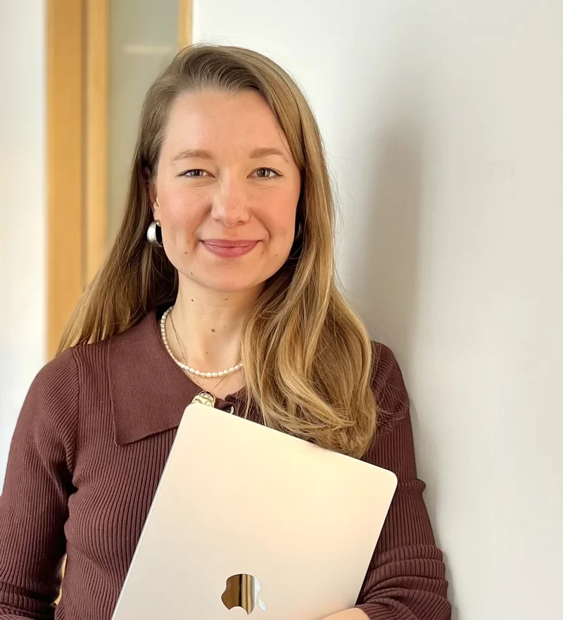 Alexandra Vigot, avocate au Barreau de Paris, lors d'un rendez-vous client